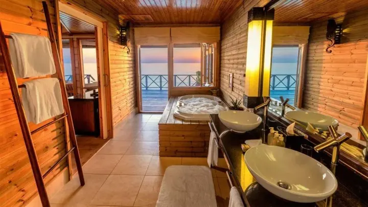 Komandoo Island Resort & Spa, Мальдивы — ванная Komandoo Island Resort & Spa — ванная комната с джакузи у окна