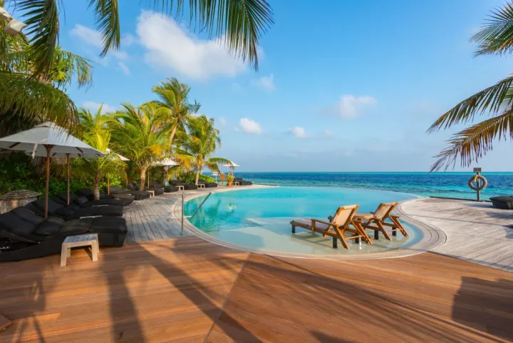 Komandoo Island Resort & Spa, Мальдивы — бассейн Komandoo Island Resort & Spa — пейзажный бассейн рядом с пляжем