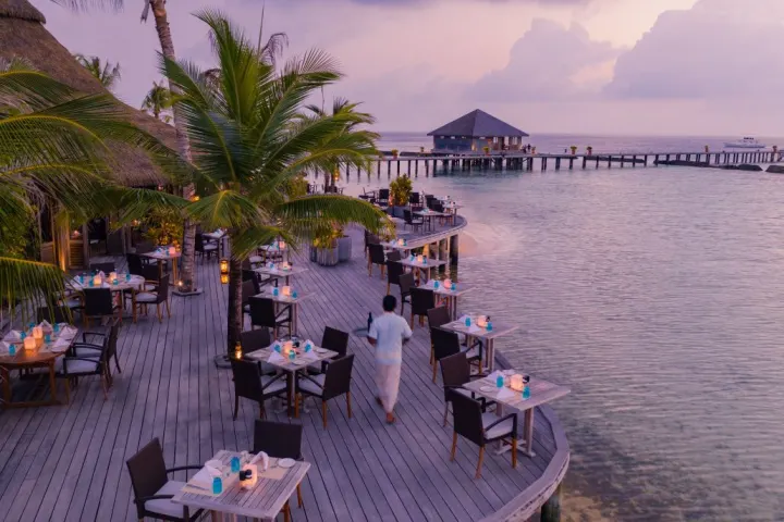 Komandoo Island Resort & Spa, Мальдивы — ресторан Komandoo Island Resort & Spa — открытая терраса ресторана над водой