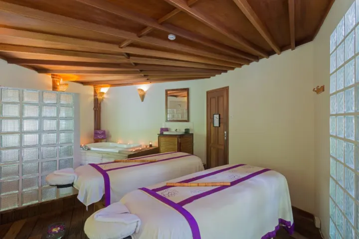 Komandoo Island Resort & Spa, Мальдивы — спа Komandoo Island Resort & Spa — массажные столы в спа-кабинете