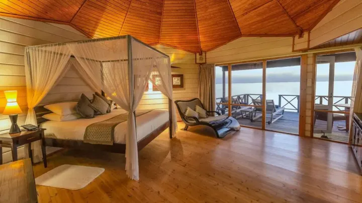 Komandoo Island Resort & Spa, Мальдивы — интерьер виллы Komandoo Island Resort & Spa — светлая спальня с кроватью с балдахином