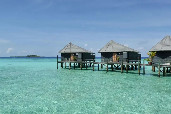 Komandoo Island Resort & Spa, Мальдивы — вилла на воде Komandoo Island Resort & Spa — водная вилла над бирюзовой лагуной