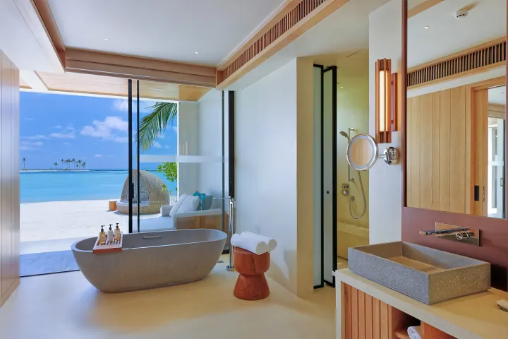 Kuda Villingili Resort Maldives — ванная комната с видом