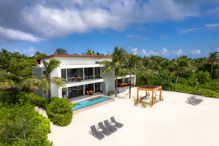 Kuda Villingili Resort Maldives — двухэтажная пляжная вилла