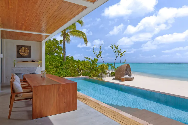 Kuda Villingili Resort Maldives — терраса виллы с бассейном