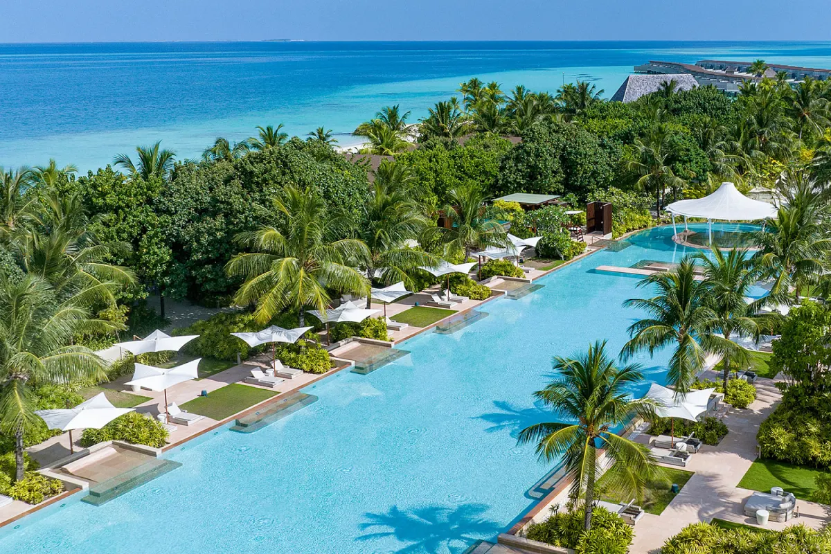 Kuda Villingili Resort Maldives — главный бассейн отеля