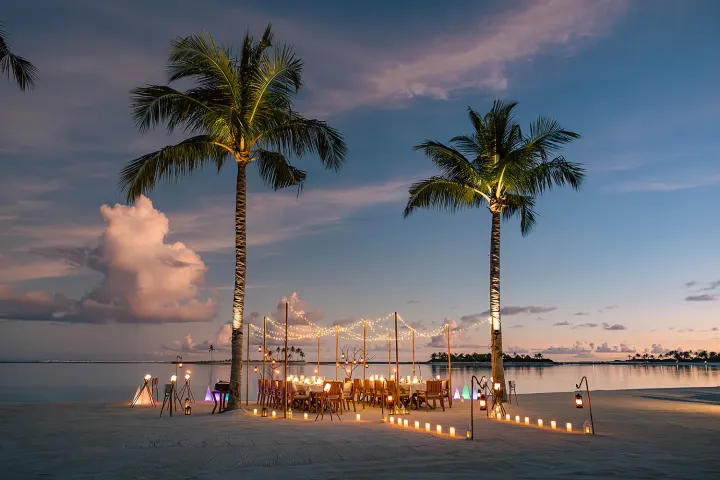 Kuda Villingili Resort Maldives — романтический ужин на пляже