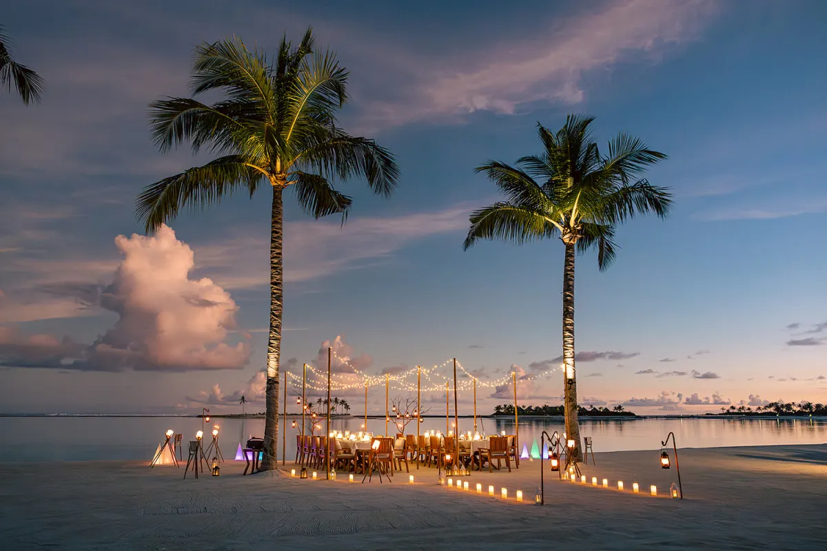 Kuda Villingili Resort Maldives — романтический ужин на пляже