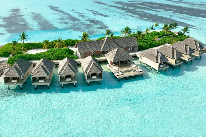 Kuda Villingili Resort Maldives — спа-центр над водой