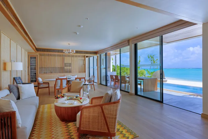Kuda Villingili Resort Maldives — гостиная с видом на океан
