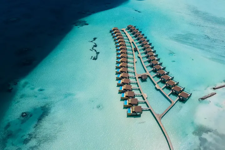 Kuda Villingili Resort Maldives — водные виллы с бассейном