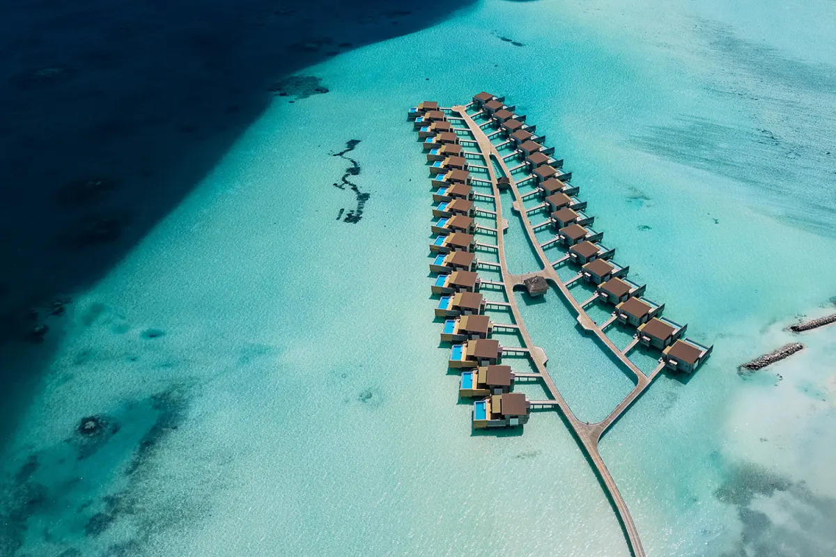 Kuda Villingili Resort Maldives — водные виллы с бассейном