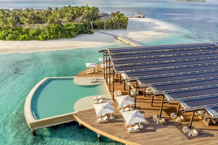 Kudadoo Maldives Private Island — пейзажный бассейн на деревянной террасе главного здания