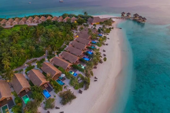 Kudafushi Resort & Spa, Мальдивы — вид сверху Kudafushi Resort & Spa — вид сверху на береговые виллы с бассейнами и песчаный пляж