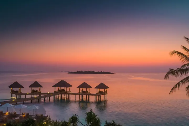 Kudafushi Resort & Spa, Мальдивы — бар Kudafushi Resort & Spa — ресторан и бар на берегу океана в лучах заката