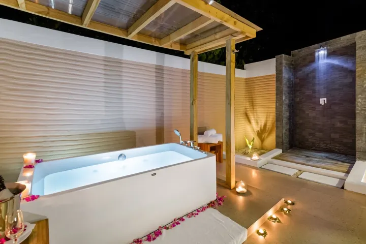 Kudafushi Resort & Spa, Мальдивы — ванная Kudafushi Resort & Spa — полуоткрытая ванная комната с ванной и тропическим душем