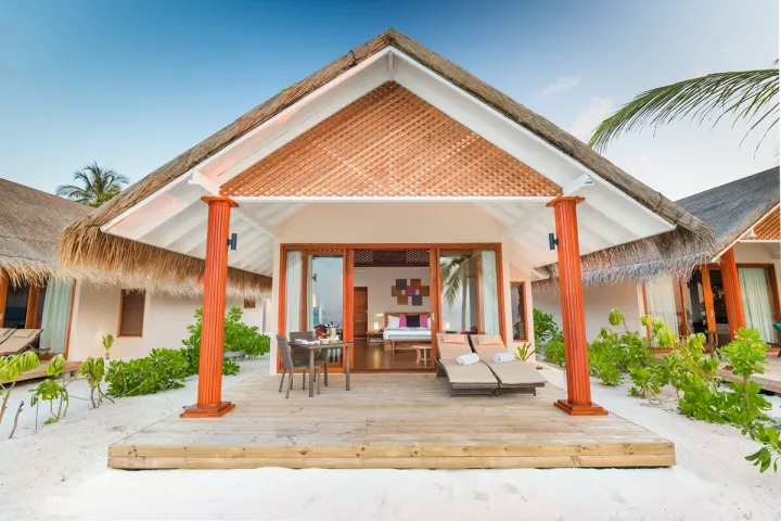Kudafushi Resort & Spa, Мальдивы — вилла на пляже Kudafushi Resort & Spa — береговая вилла в тени пальм у белоснежного пляжа