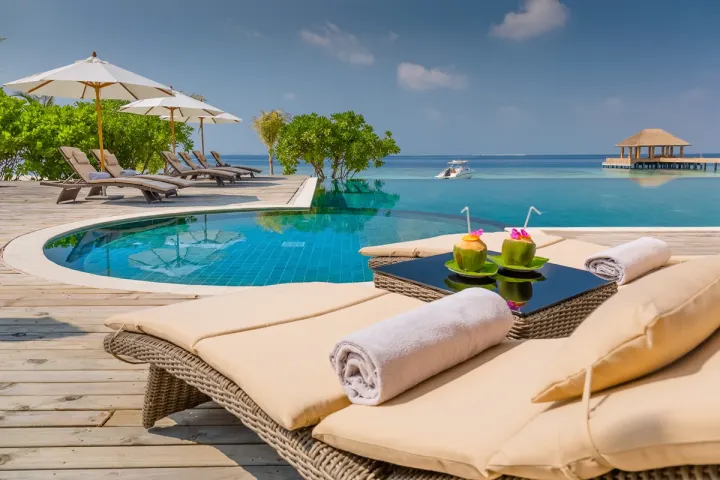 Kudafushi Resort & Spa, Мальдивы — бассейн Kudafushi Resort & Spa — главный панорамный бассейн и бар у кромки лагуны
