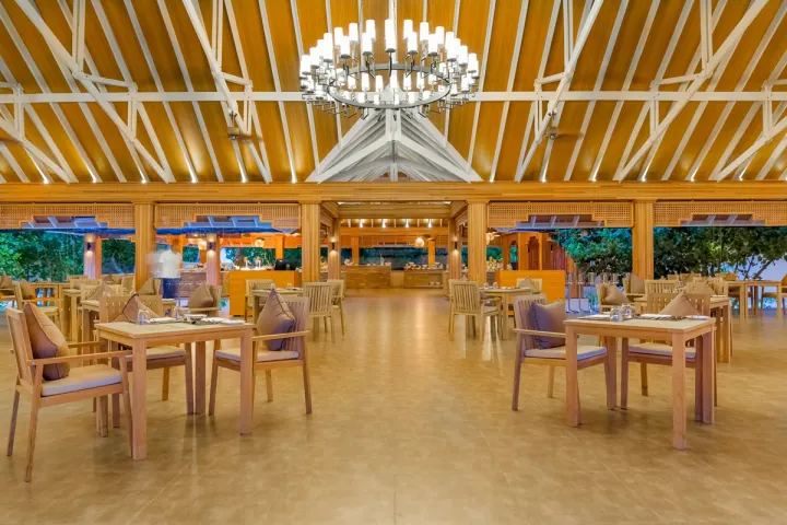 Kudafushi Resort & Spa, Мальдивы — ресторан Kudafushi Resort & Spa — зал главного ресторана со шведским столом и открытой террасой