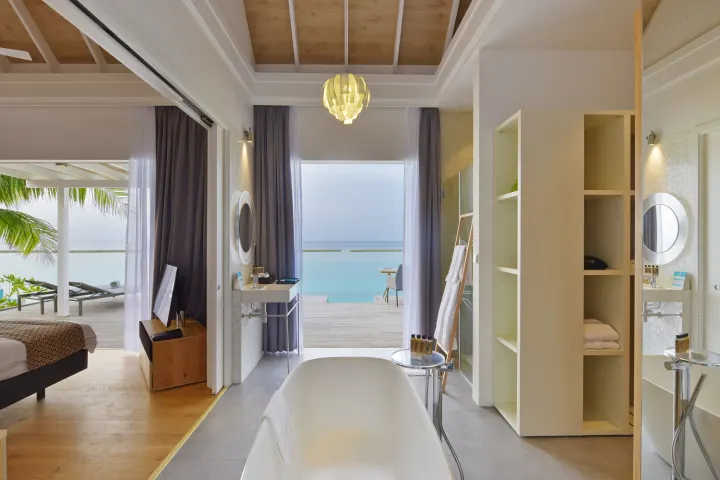Kuramathi Maldives — светлая ванная комната с отдельно стоящей ванной