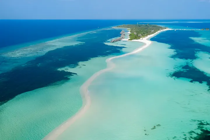Kuredu Island Resort & Spa — вид на зеленый остров и длинную песчаную косу с высоты