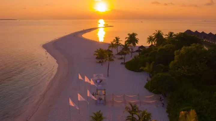 Kuredu Island Resort & Spa, Мальдивы — вид сверху Kuredu Island Resort & Spa — длинная песчаная коса на закате с высоты