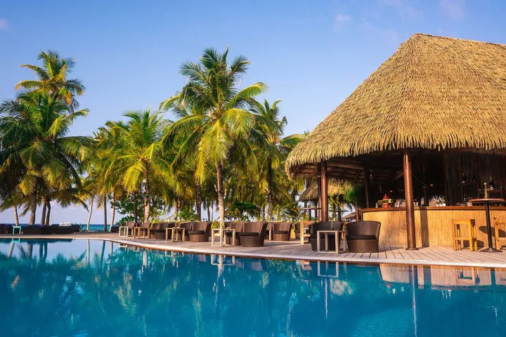 Kuredu Island Resort & Spa, Мальдивы — бар Kuredu Island Resort & Spa — открытый бар у бассейна под соломенной крышей