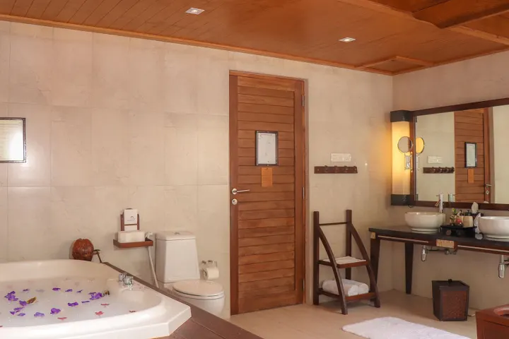 Kuredu Island Resort & Spa, Мальдивы — ванная Kuredu Island Resort & Spa — ванная комната с круглой ванной и двумя раковинами