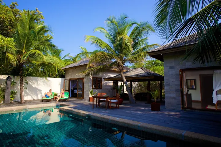 Kuredu Island Resort & Spa, Мальдивы — вилла на пляже Kuredu Island Resort & Spa — терраса пляжной виллы с бассейном в окружении зелени