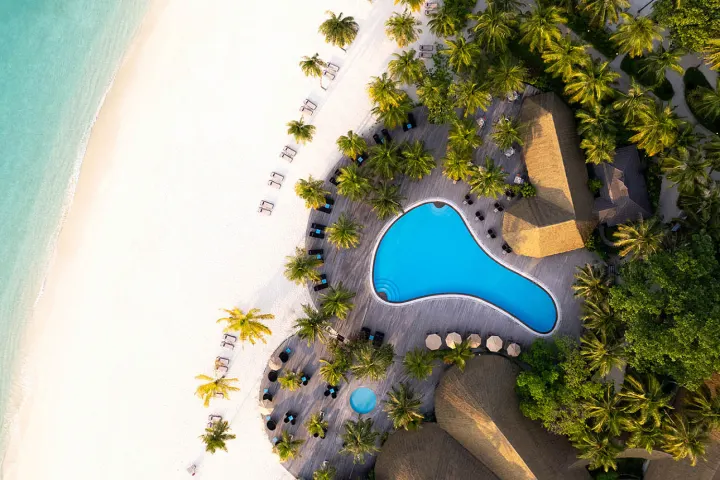 Kuredu Island Resort & Spa, Мальдивы — бассейн Kuredu Island Resort & Spa — вид на бассейн свободной формы и пляж с высоты
