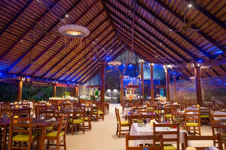 Kuredu Island Resort & Spa, Мальдивы — ресторан Kuredu Island Resort & Spa — интерьер просторного ресторана со шведским столом