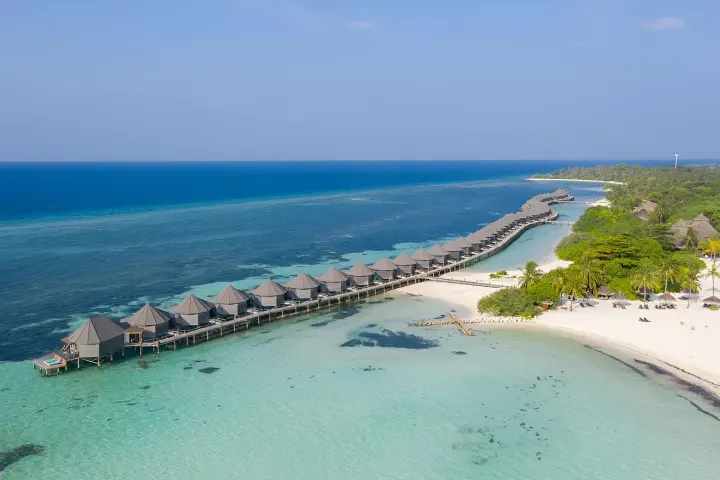 Kuredu Island Resort & Spa, Мальдивы — вилла на воде Kuredu Island Resort & Spa — длинная ветка водных вилл вдоль домашнего рифа