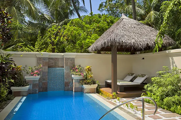 Kurumba Maldives — бассейн с беседкой для отдыха на вилле