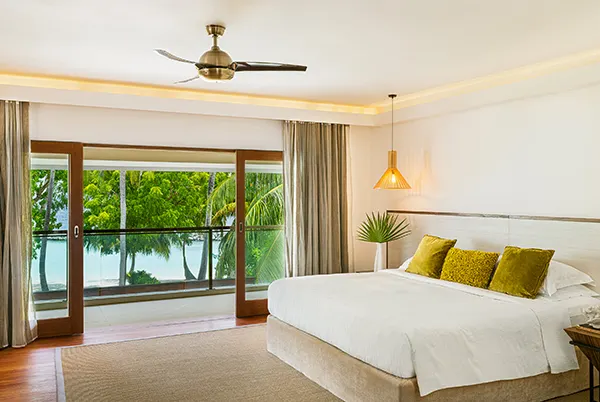 Kurumba Maldives — светлая спальня с панорамным видом на океан