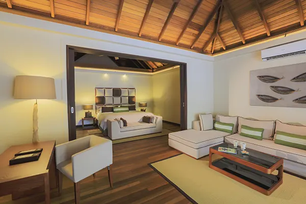 Kurumba Maldives — просторная гостиная с диванами и обеденным столом
