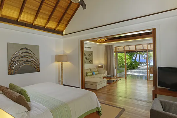 Kurumba Maldives — спальня с выходом в гостиную и на пляж