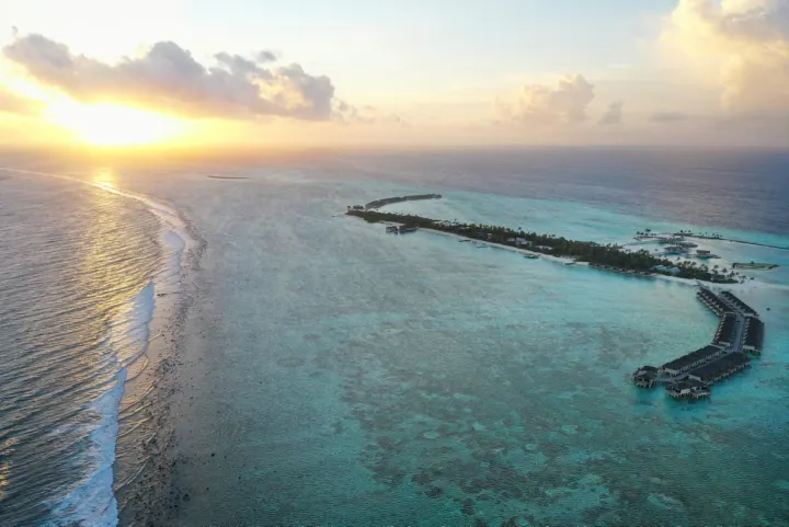 Le Meridien Maldives Resort & Spa — панорама острова с водными виллами и бирюзовой лагуной
