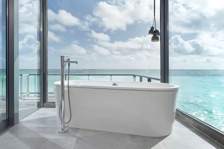 Le Meridien Maldives Resort & Spa — ванная комната с отдельно стоящей ванной и видом на лагуну