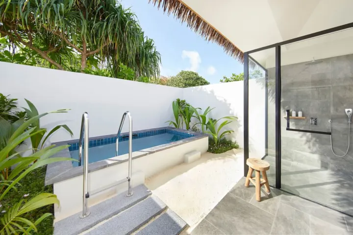 Le Meridien Maldives Resort & Spa — береговая вилла с собственным бассейном в тропическом саду