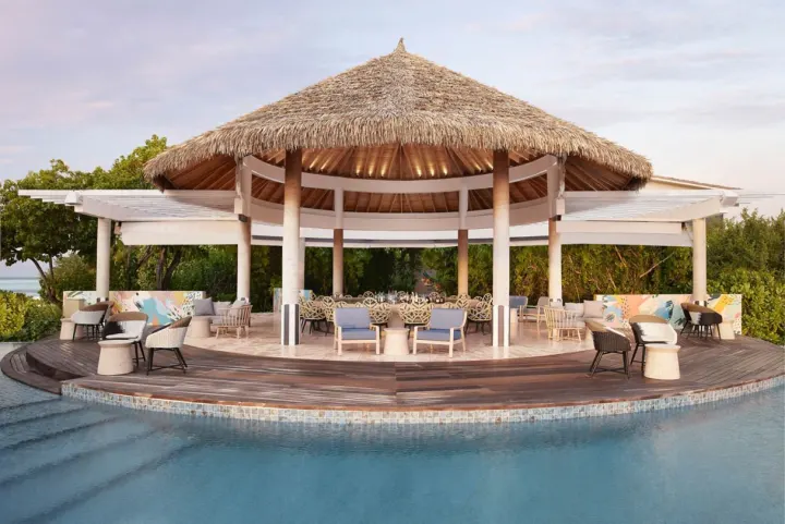 Le Meridien Maldives Resort & Spa — панорамный бассейн и бар на берегу лагуны