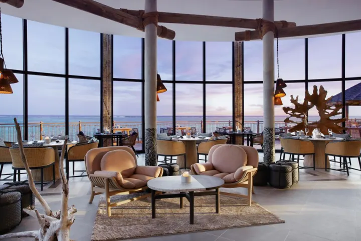 Le Meridien Maldives Resort & Spa — павильон японского ресторана над водой на закате