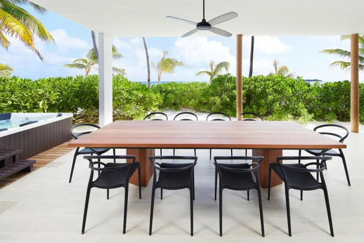 Le Meridien Maldives Resort & Spa — открытая терраса ресторана у пляжа с видом на океан
