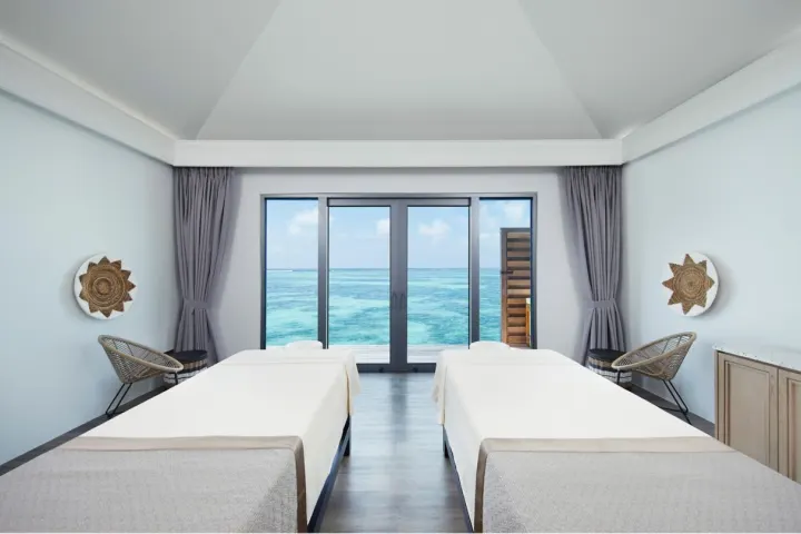 Le Meridien Maldives Resort & Spa — парный процедурный кабинет спа-центра со стеклянным полом над водой