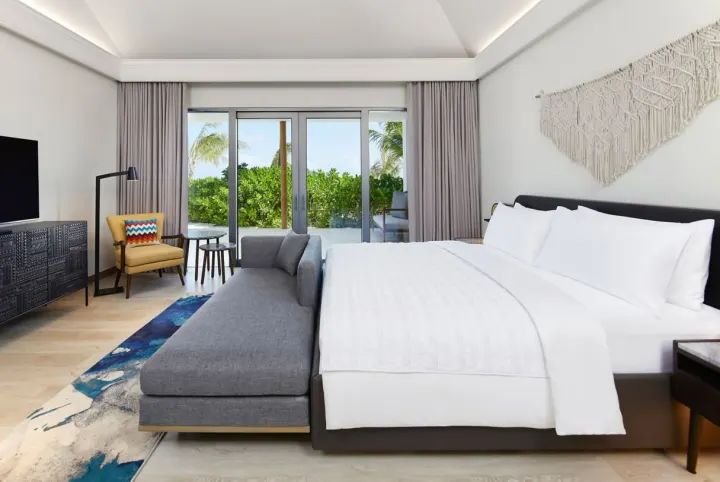 Le Meridien Maldives Resort & Spa — светлая спальня виллы с панорамным видом на океан
