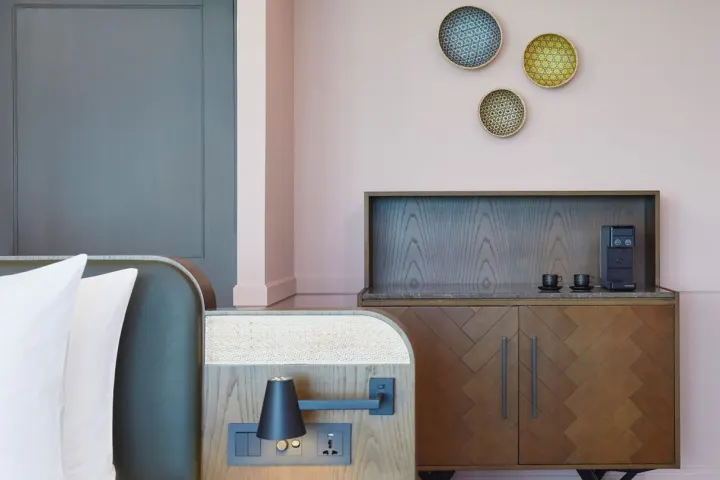 Le Meridien Maldives Resort & Spa — водная вилла с террасой и гамаком над прозрачной лагуной