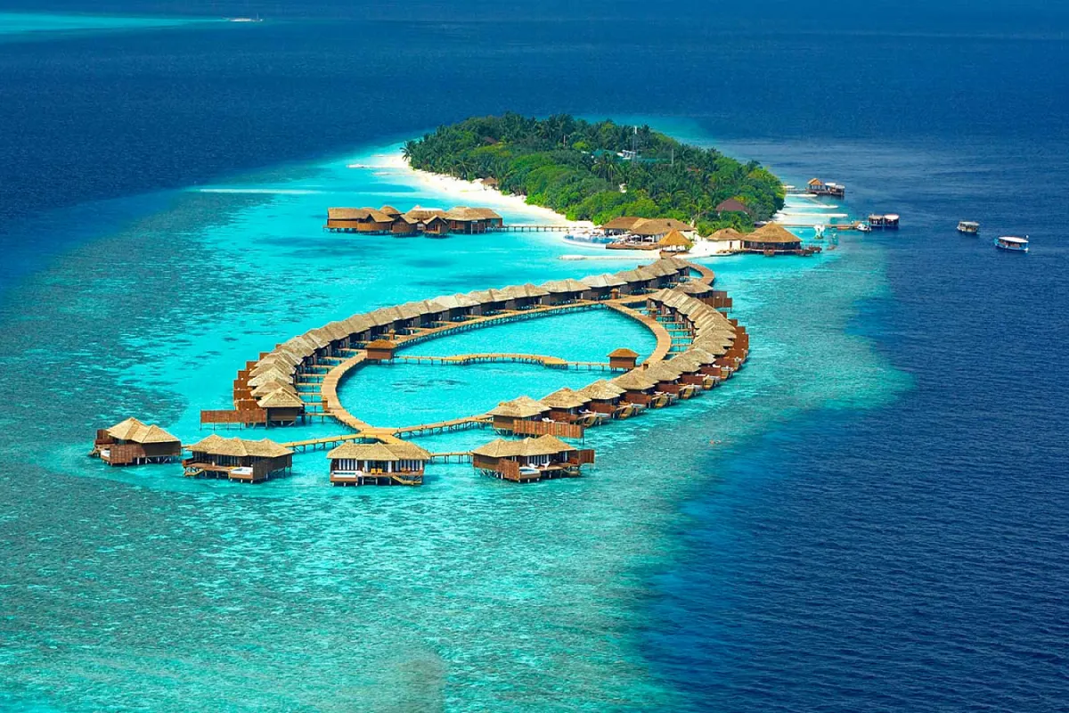 Lily Beach Resort & Spa — панорамный вид сверху на зеленый остров и виллы