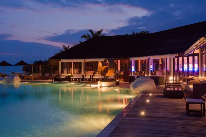 Lily Beach Resort & Spa — главный бассейн и бар в вечерней подсветке