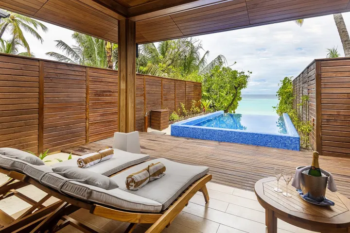 Lily Beach Resort & Spa — приватный бассейн с лежаками на террасе пляжной виллы