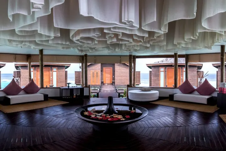 Lily Beach Resort & Spa — интерьер спа-салона над водой со стеклянным полом