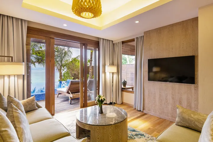 Lily Beach Resort & Spa — светлая гостиная с зоной отдыха и выходом на террасу